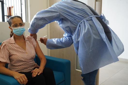 Vacunación de refuerzo contra el covid-19 para todo el talento humano en salud, estudiantes y pacientes de la institución